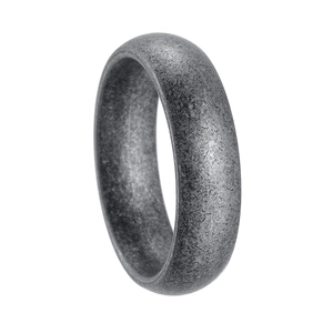 Détail d'une bague en acier inoxydable argent antique 6 mm avec texture mate rugueuse