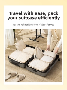 Reisekoffer-Organizer-Set in Beige mit Netzwürfeln und Kordelzugbeuteln im Koffer