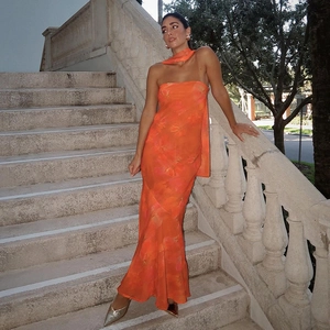Robe longue bustier orange imprimée en maille avec écharpe assortie sur escalier en pierre