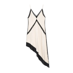 Eleganter cremeweißer Satin-Midikleid mit schwarzer Spitze und asymmetrischem Saum