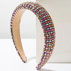 Détail du serre-tête baroque avec strass colorés étincelants sur base en tissu beige
