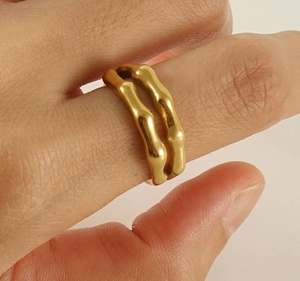 Dettaglio dell'anello in acciaio inossidabile placcato oro 18K con motivo a bambù su mano
