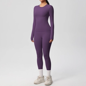 Dettaglio del set da yoga viola a maniche lunghe con leggings fitness snellenti a vita alta