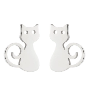 Vue macro de boucles d'oreilles chat évidées mignonnes en acier inoxydable poli brillant