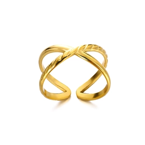 Dettaglio dell'anello in acciaio inossidabile placcato oro 18K con design incrociato