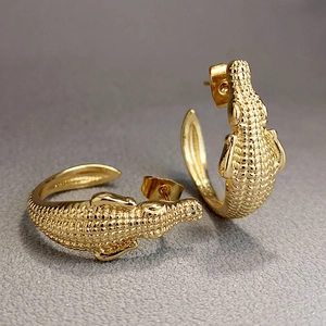 Pendientes de aro de cocodrilo dorados con textura de escamas detallada para mujer