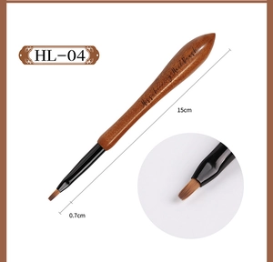 Détail du pinceau nail art plat HL-04 avec manche en bois de noyer et poils de 0,7 cm
