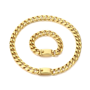 Goldenes Panzerketten-Set aus Halskette und Armband mit Kastenverschluss auf Weiß