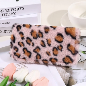 Pochette di peluche con stampa leopardata rosa in ecopelliccia per custodia portatile