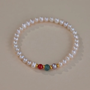 Detailed top view of freshwater pearl bracelet with agate stones and gold spacers