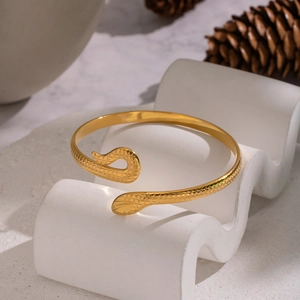 Bracelet jonc serpent ouvert plaqué or 18 carats avec motif d'écailles texturé poli