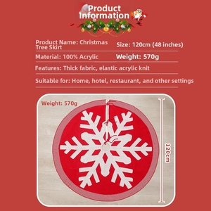 Dettaglio del tappeto per albero di Natale in maglia rossa 120cm con fiocchi bianchi