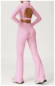 Détail d'un ensemble de yoga rose avec haut court dos nu et legging évasé tendance