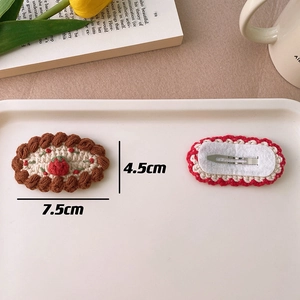 Détail de barrettes à cheveux cerise faites main avec info de taille pince bec de canard