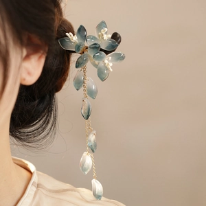 Détail du pic à cheveux en verre bleu avec de longs glands élégants suspendus