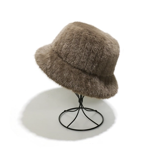 Détail d'un chapeau cloche en fausse fourrure marron montrant la texture douce