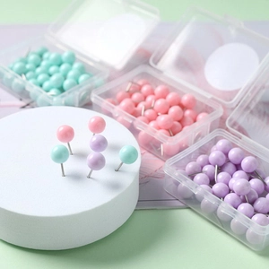 Lot de punaises pastel macaron en boîtes transparentes et sur base ronde blanche