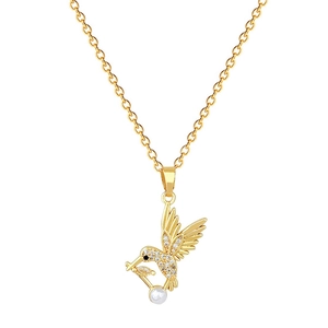 Collier luxueux en titane doré avec pendentif colibri orné de diamants et perle