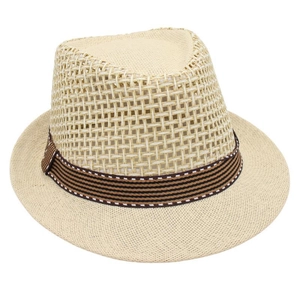 Dettaglio cappello di paglia beige con trama traforata traspirante e fascia rigata