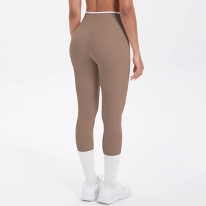 Détail du legging de yoga taille haute avec couture en V au dos et bordure contrastée
