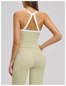 Gros plan sur le gilet de yoga vert olive avec dos croisé ajouré et bretelles blanches