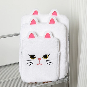 Détail de trois pochettes d'ordinateur en peluche avec visages de chat brodés