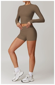 Détail du short de yoga marron taille haute et haut court à manches longues fitness