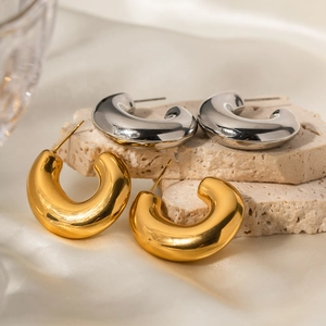 Gedetailleerd overzicht van massieve C-vormige creolen, gouden en zilveren sieraden.