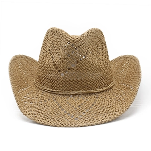 Dettaglio di un cappello da cowboy in paglia intrecciato a mano con trama e trafori traspiranti