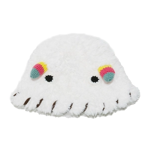 Détail d'un chapeau cloche en peluche blanche avec cornes colorées et broderie