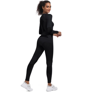 Détail d'un ensemble de sport sans couture noir avec empiècements en maille aérée