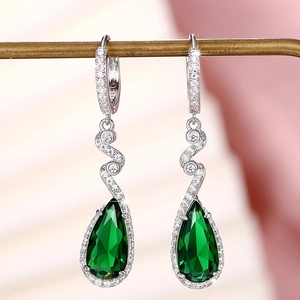 Eleganti orecchini a goccia in smeraldo argento S925 con design a torsione e zirconi