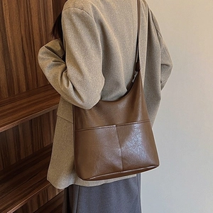Sac cabas en cuir marron avec texture plissée, grand sac à épaule pour le quotidien