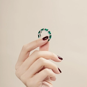 Detailed close-up of S925 silver ring with emerald-cut green zircons and pavé diamonds