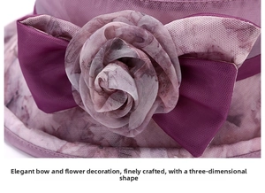 Détail de la fleur en résille violette et du nœud en soie sur un chapeau de soleil d'été