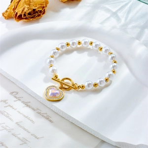 Elegantes Perlenarmband mit Goldperlen, Herzanhänger und OT-Verschluss für Damen