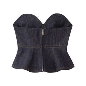 Detalle de top corsé denim azul oscuro con cremallera de plata y costuras en contraste