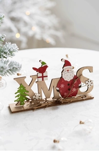 Détail d'une décoration de Noël en bois XMAS avec Père Noël et éléments de forêt naturels
