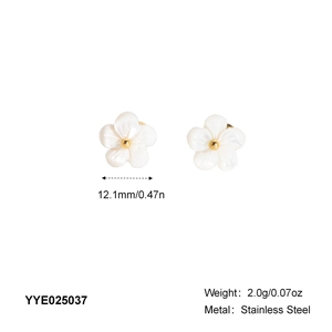 Detail der weißen Blumenstecker mit goldener Mitte, 12,1 mm Größe aus Edelstahl