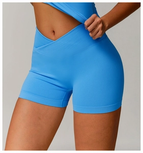Detail des hohen V-förmigen Crossover-Bunds an elektrisch blauen nahtlosen Yoga-Shorts