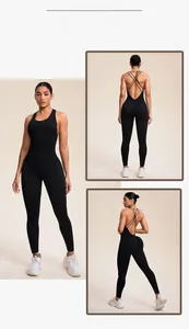 Details des Criss-Cross-Rückendesigns eines schwarzen nahtlosen Ripp-Yoga-Bodys