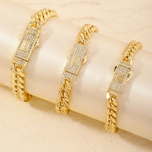 Makroaufnahme von goldenen Panzerarmbändern mit mikro-gefassten Zirkon S-Verschlüssen