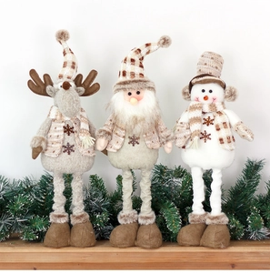 Dettaglio di bambole natalizie in peluche con renna, Babbo Natale e pupazzo di neve