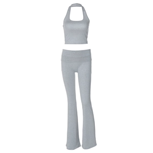 Completo estivo da donna con crop top a vogatore grigio e pantaloni a zampa sportivi