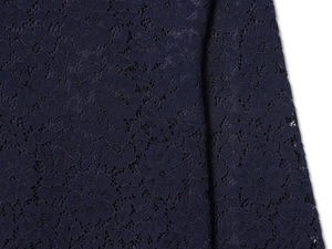 Gros plan sur la dentelle bleu marine avec des motifs floraux et une texture de maille