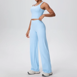 Set da yoga celeste con reggiseno sportivo e pantaloni a gamba larga a vita alta