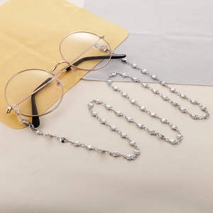 Chaîne de lunettes en acier titane argenté avec cœurs et boucles antidérapantes