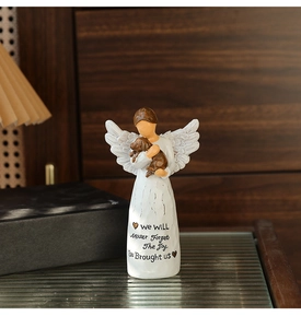 Detalle de estatua de ángel con perro en resina, textura de madera y texto conmemorativo