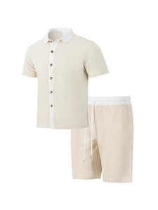 Détail de la texture gaufre beige sur l'ensemble respirant polo et short d'été homme