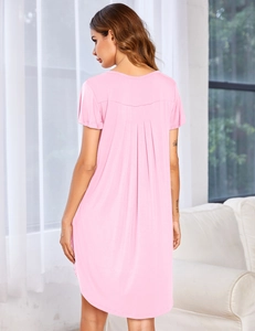 Dettaglio posteriore della camicia da notte rosa a maniche corte con piega e bordo curvo